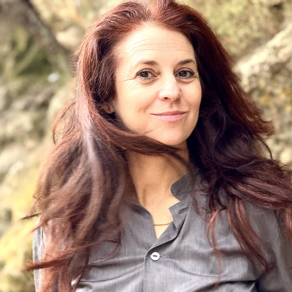 photo_#Melanie_PortetleDoze_#coaching_Portrait de Melanie souriante dans un milieu naturel, forêt, roches